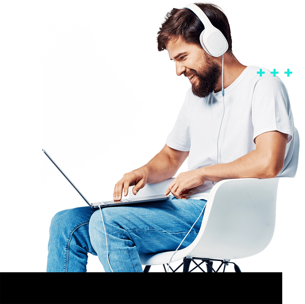 Blog Senso Performance – Tudo o que conecta marcas e consumidores a gente comenta aqui. Blog Senso Performance - Homem sentado com notebook no colo e fone de ouvido