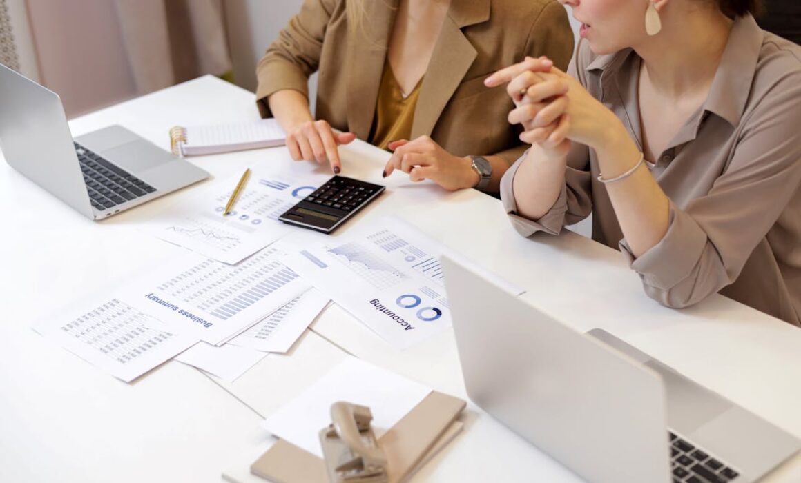 homem verificando capex e opex
