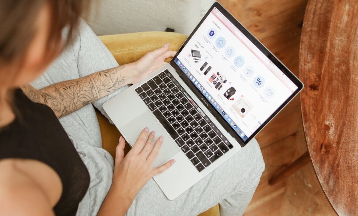 Mulher aplicando estratégias de cross selling no e-commerce