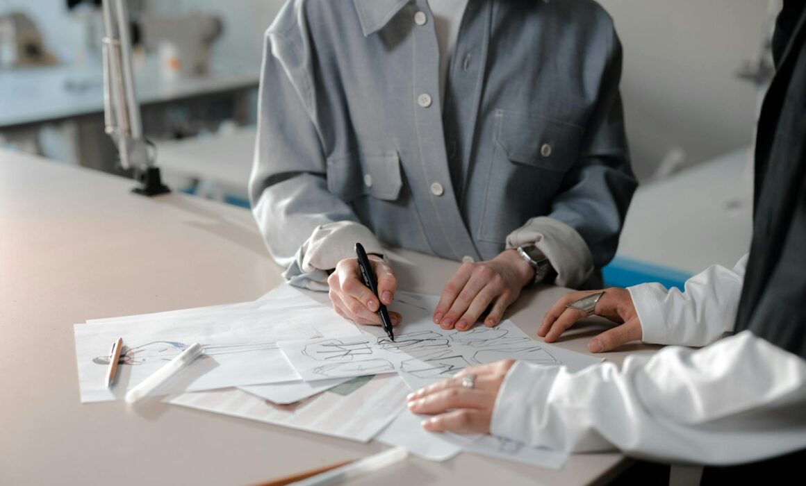 Mulher fazendo teste de métricas de criativos no Meta Ads