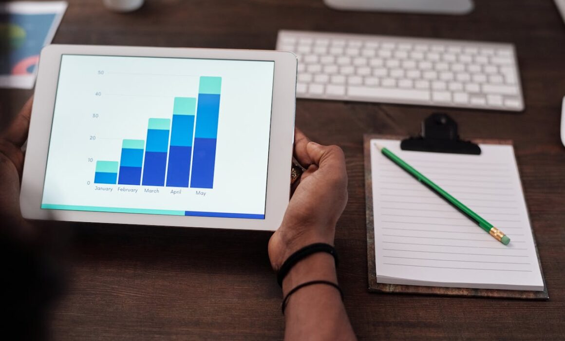 Mulher estruturando funil de vendas com MQL, SQL e SAL