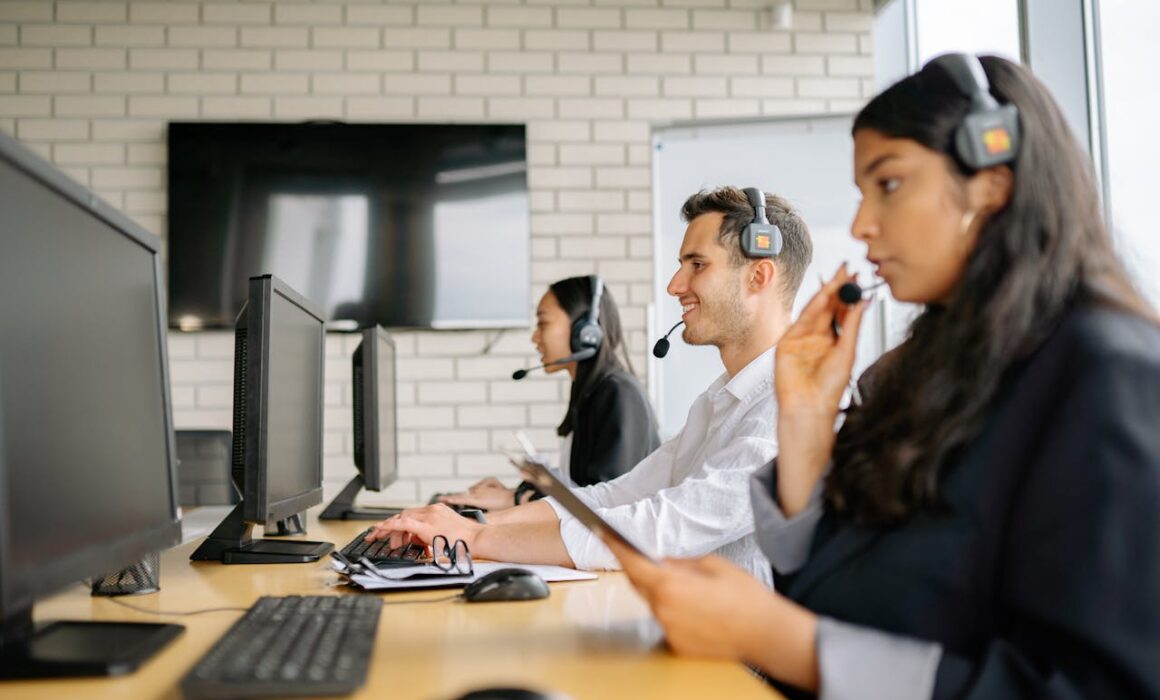 Mulher fazendo prospecção ativa