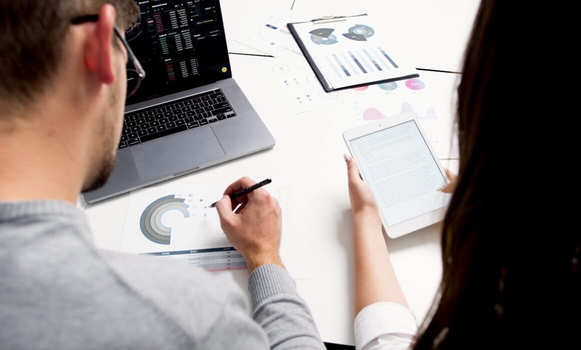 Time de marketing avaliando CPM de mídia paga